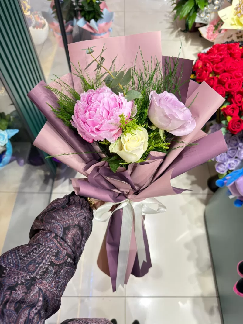 Şakayık Ve Gül Buketi