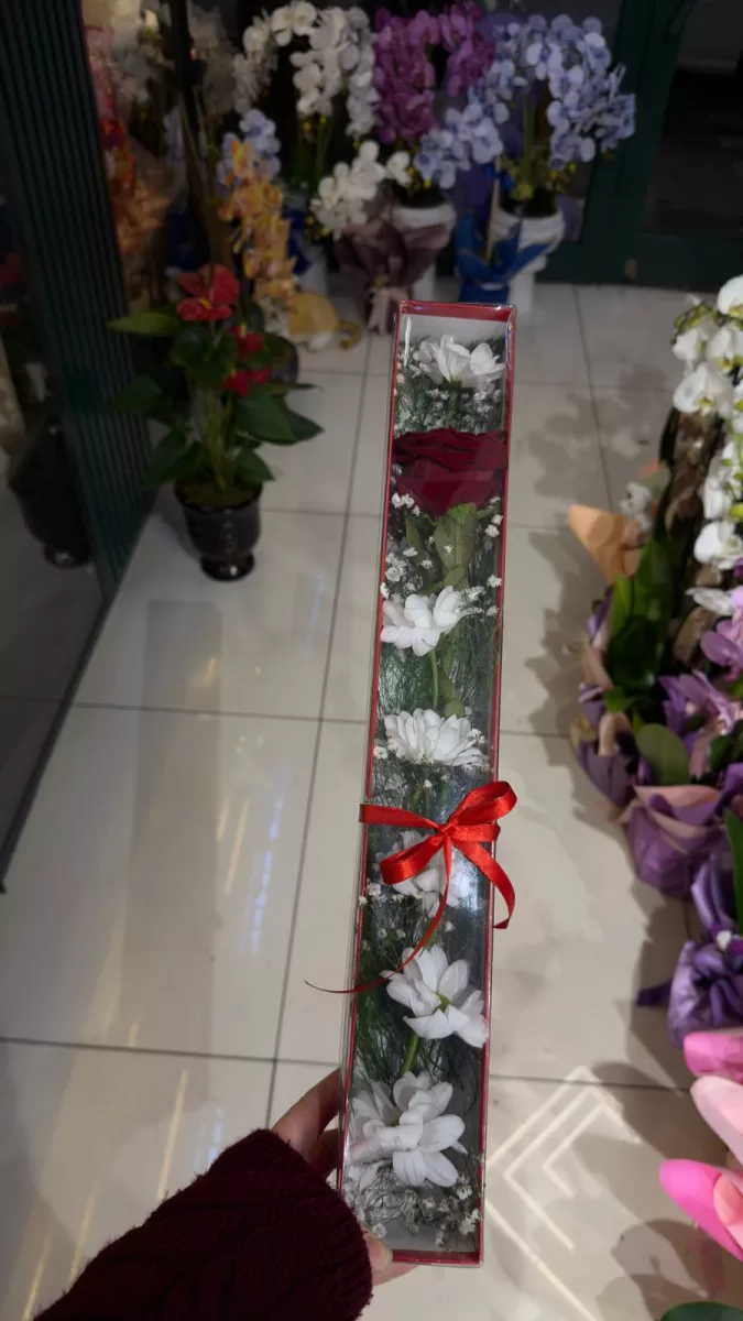 Kutuda Papatya Ve Gül Aranjmanı