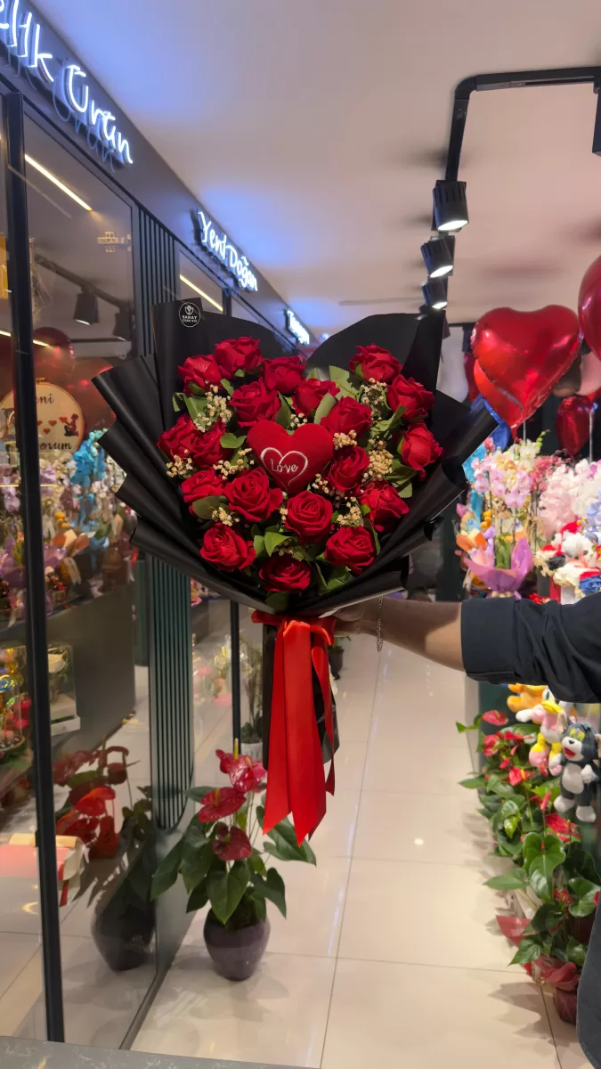 Kırmızı Kalpli Yapay Kadife Gül Buketi