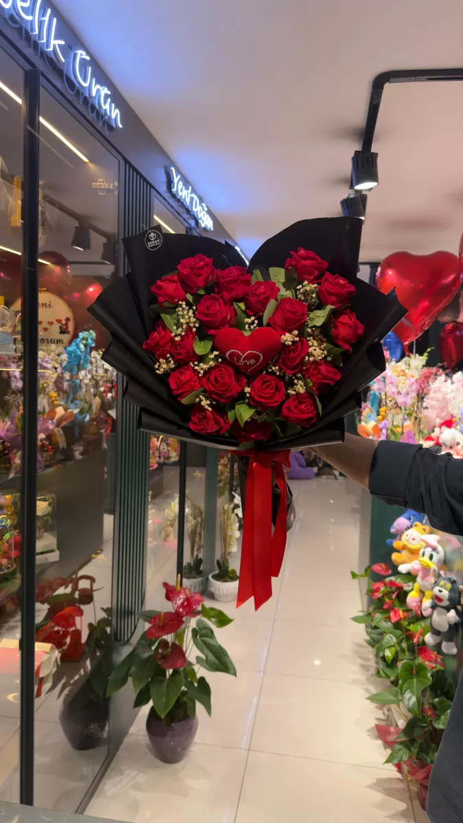 Kırmızı Kalpli Yapay Kadife Gül Buketi