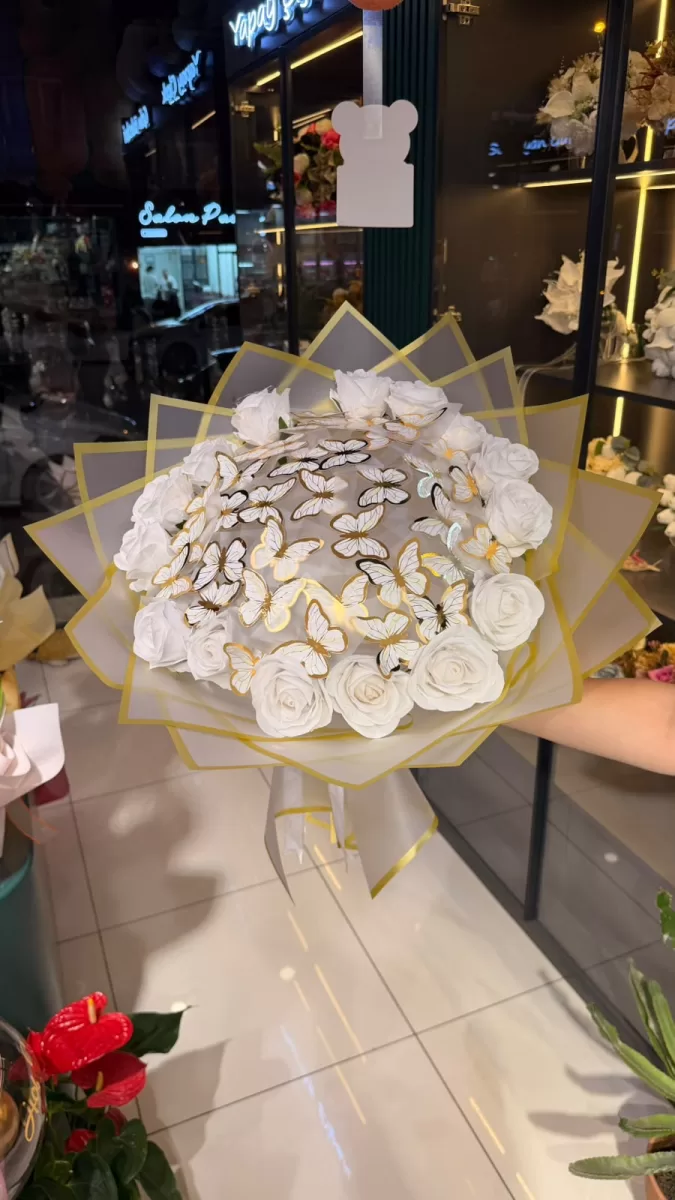 Güllü Kelebek Buketi Işıklı