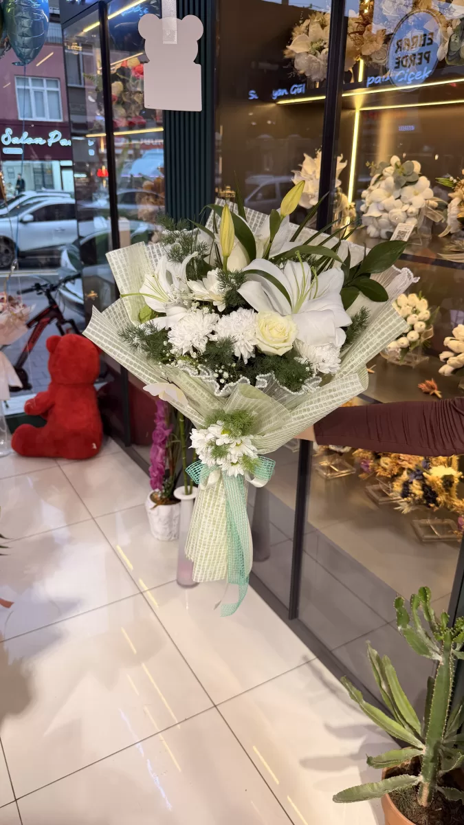 Lilyum Beyaz gül Ve Papatya Buketi