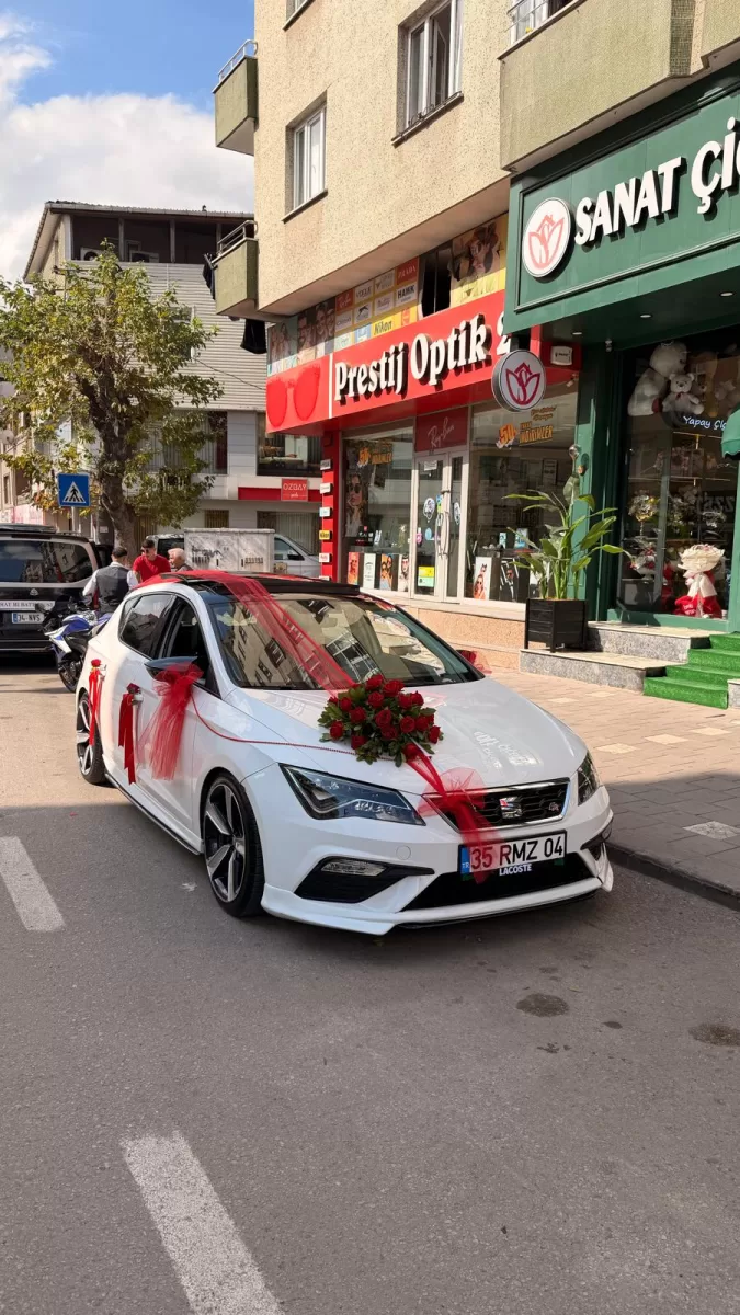 Sade Ve Şık Araç Süsleme