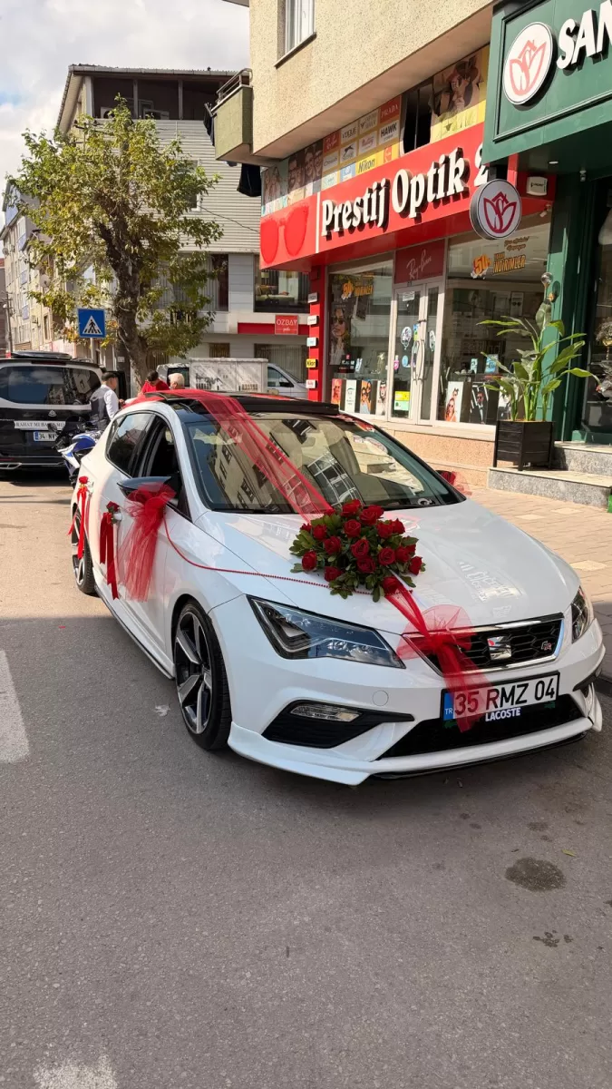 Sade Ve Şık Araç Süsleme