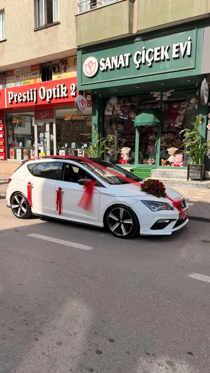 Sade Ve Şık Araç Süsleme