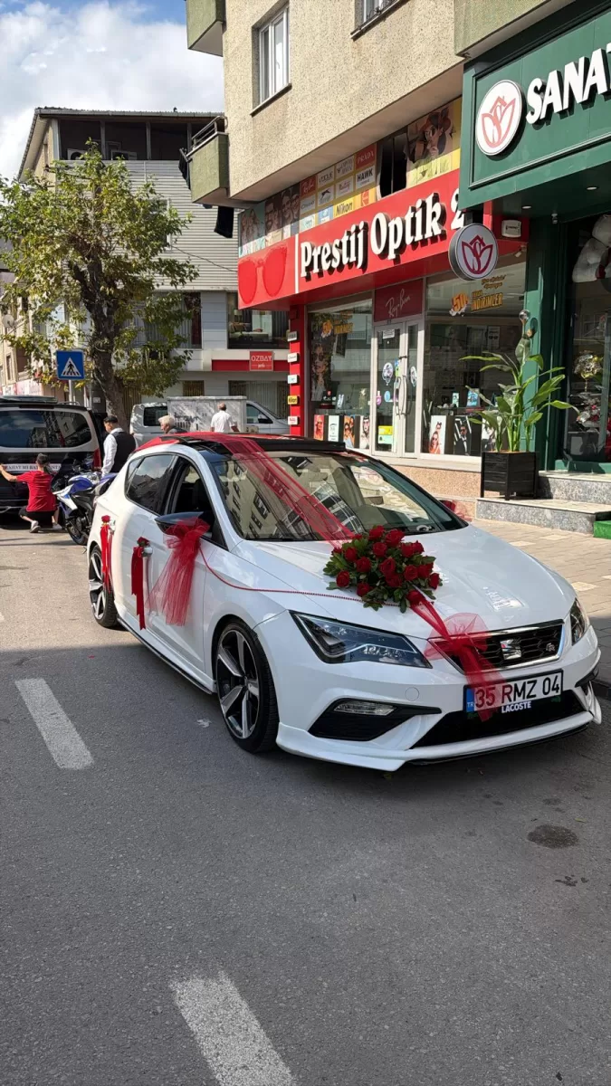 Sade Ve Şık Araç Süsleme