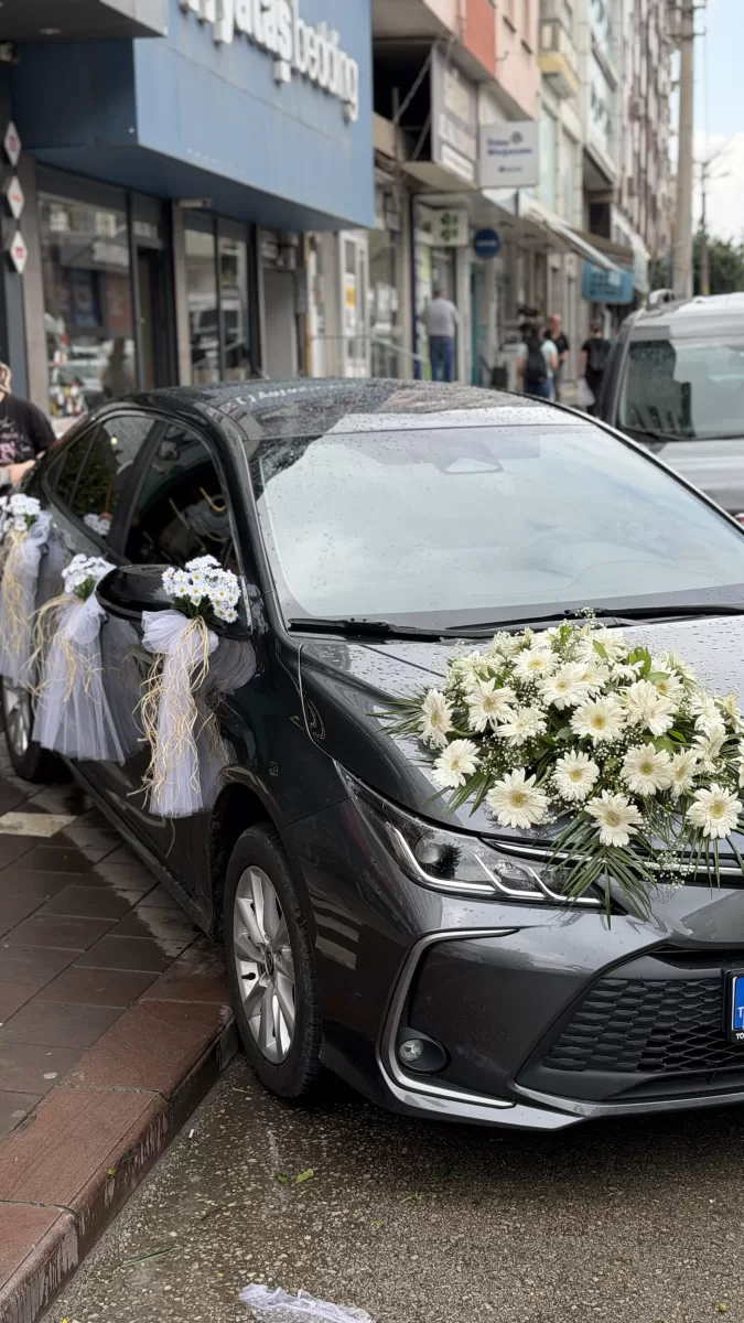 Canlı Büyük Çiçekli Araç Süsleme