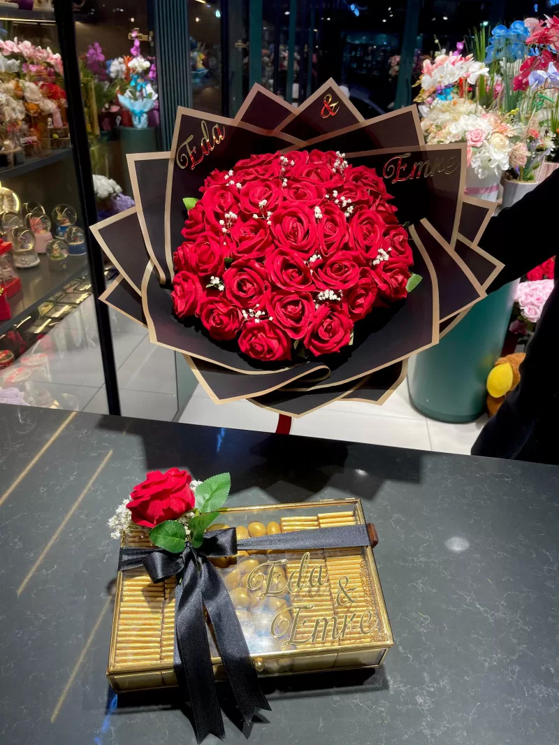 Kadife Gül (30 adet)  Buketi Ve Çikolata