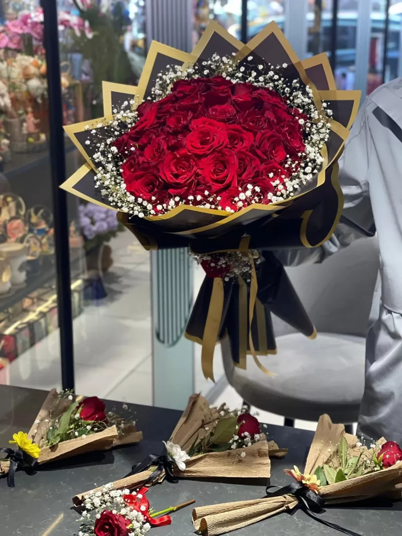 41 Canlı kırmızı Gül buketi