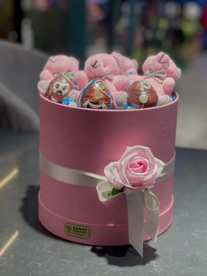 Pembe Kutuda Ayıcıklar Ve Süpsiz Yumurtalar