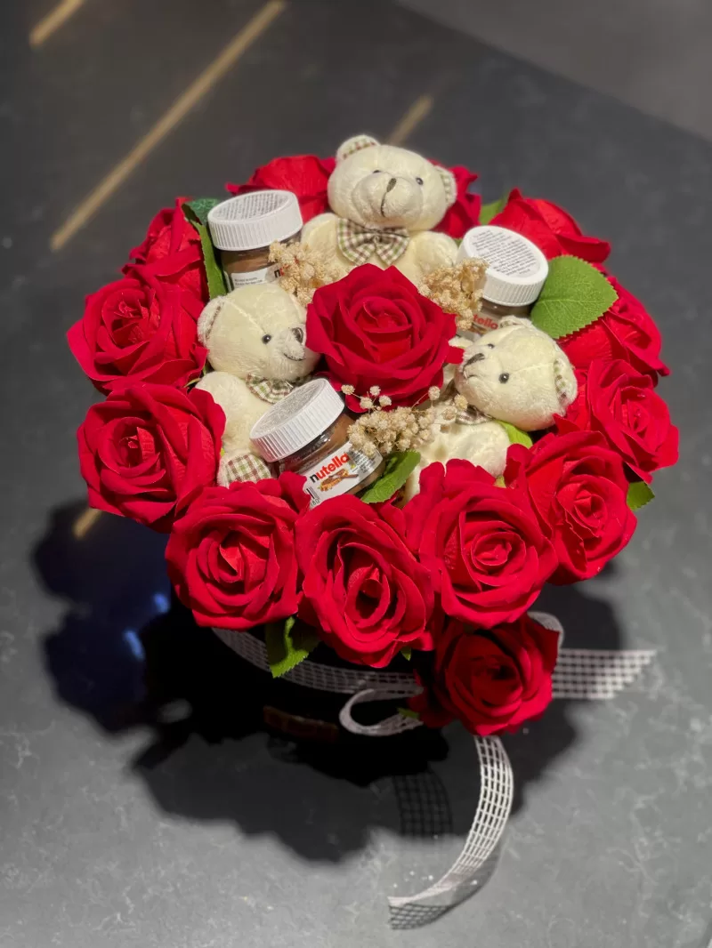 Kutuda Kırmızı Güller Ve Ayıcıklar