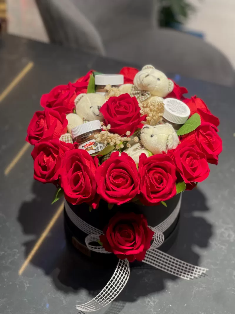 Kutuda Kırmızı Güller Ve Ayıcıklar