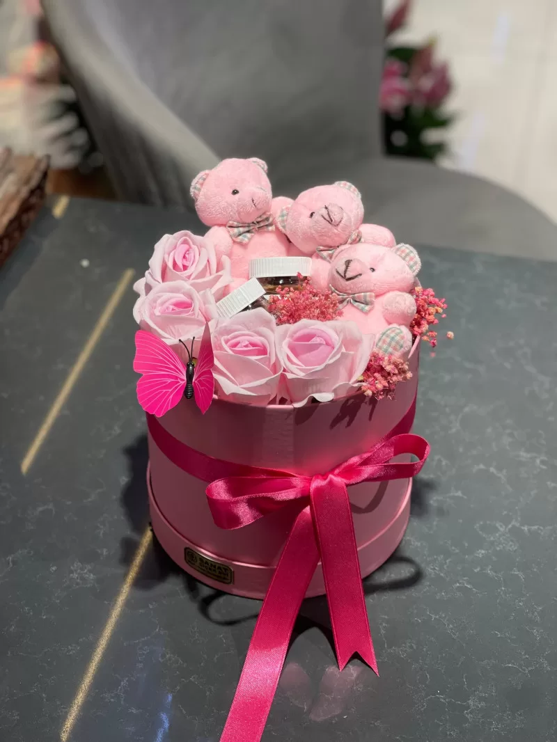 Kutuda Pembe Kadife Güller ve Ayıcıklar