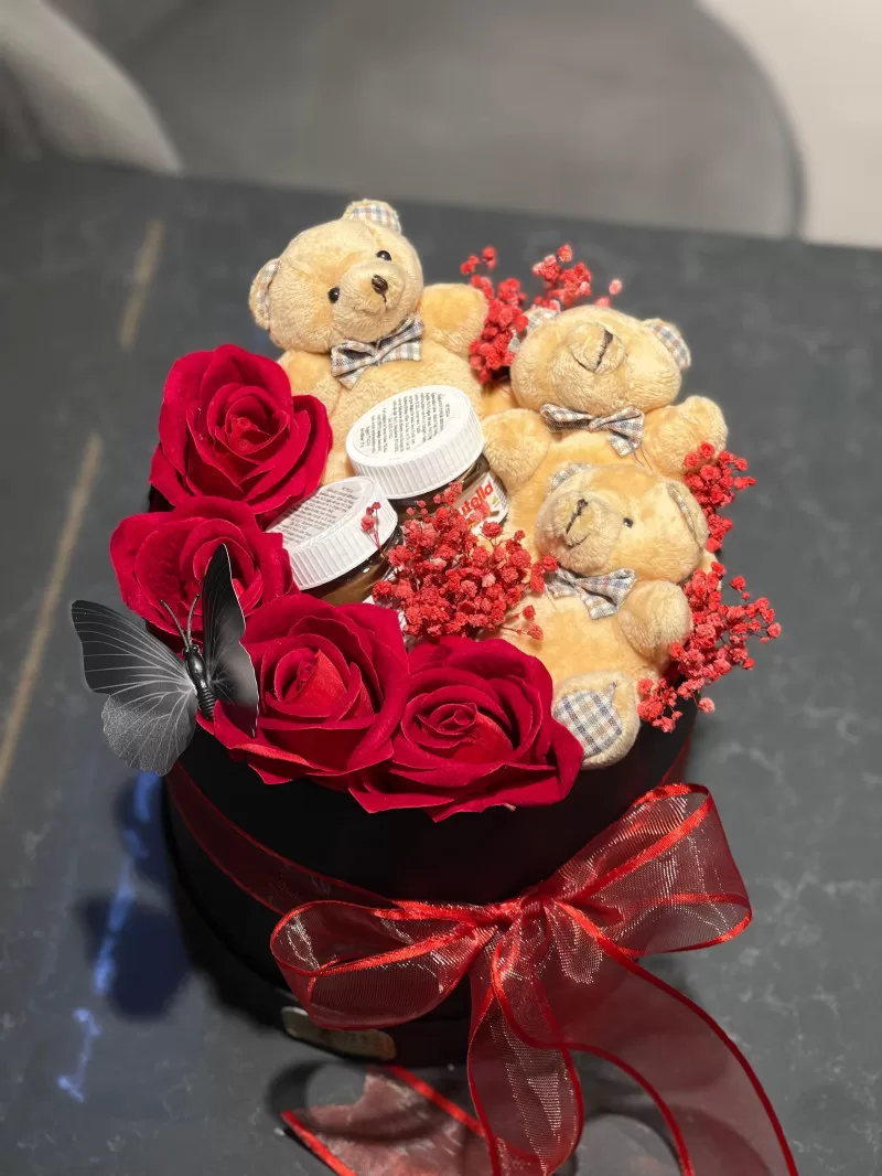 Kutuda Kırmızı Kadife Güller ve Kahve Ayıcıklar