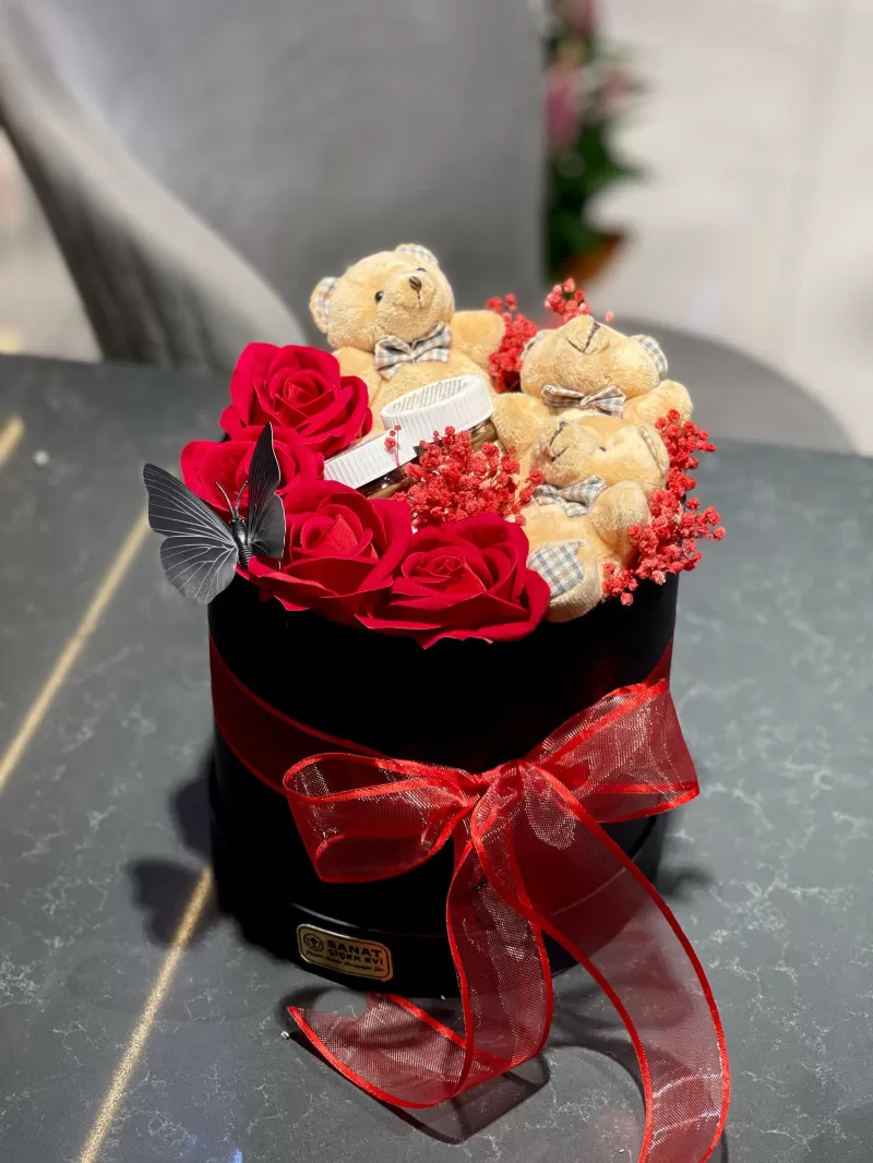Kutuda Kırmızı Kadife Güller ve Kahve Ayıcıklar