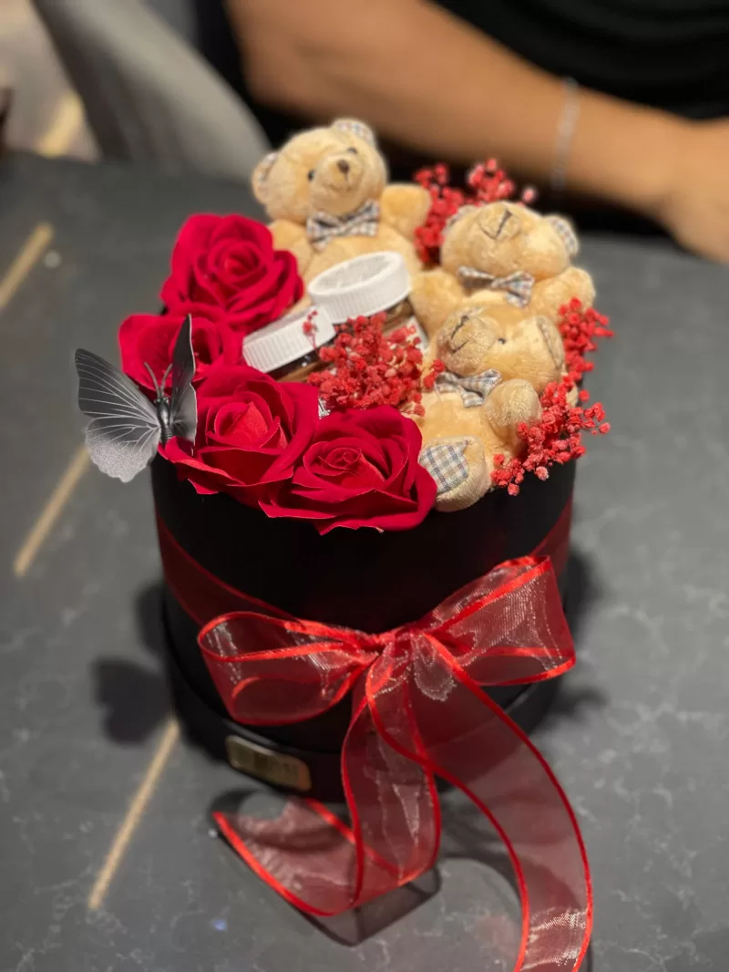 Kutuda Kırmızı Kadife Güller ve Kahve Ayıcıklar