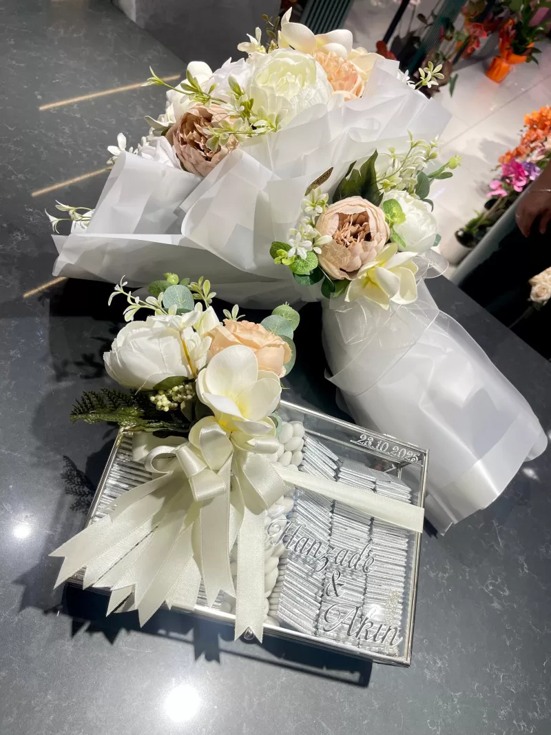 Yapay Şakayık Buketi Ve Çikolata Kutusu