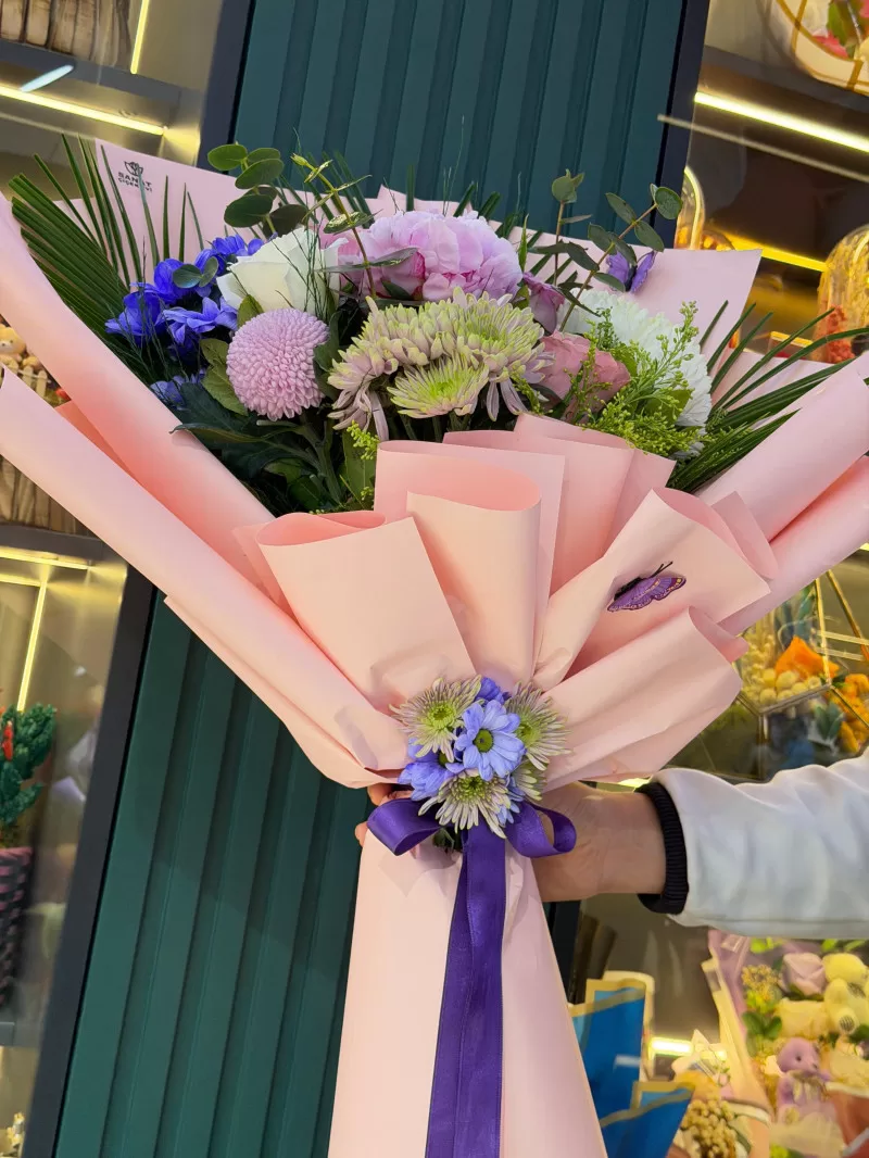 Şakayık Ve Renkli Çiçekler