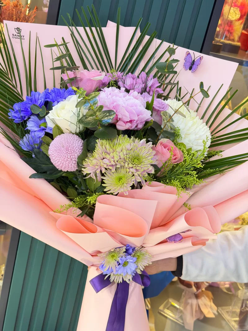 Şakayık Ve Renkli Çiçekler