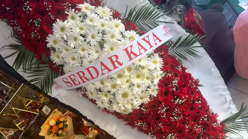 Çift Katlı Canlı Gerberalar İle Hazırlanmış Çelenk