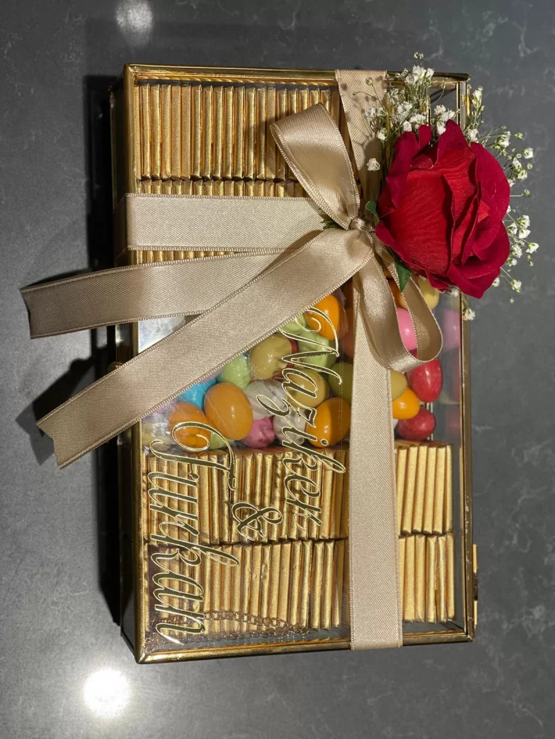 Kutuda 41 Kadife Gül Ve Çikolata Kutusu