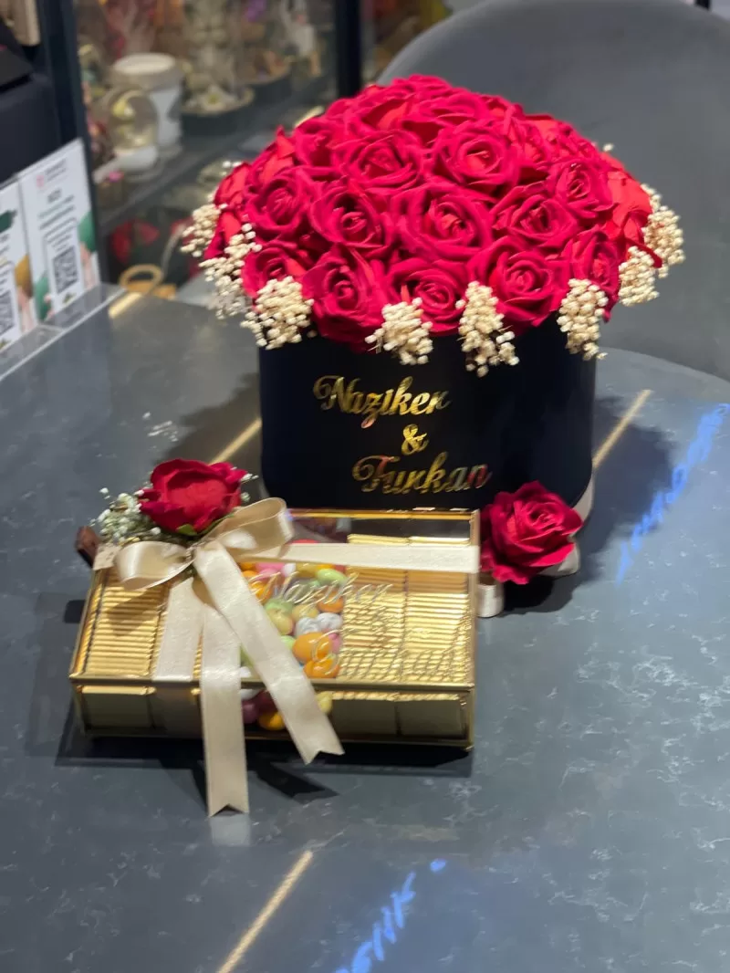 Kutuda 41 Kadife Gül Ve Çikolata Kutusu