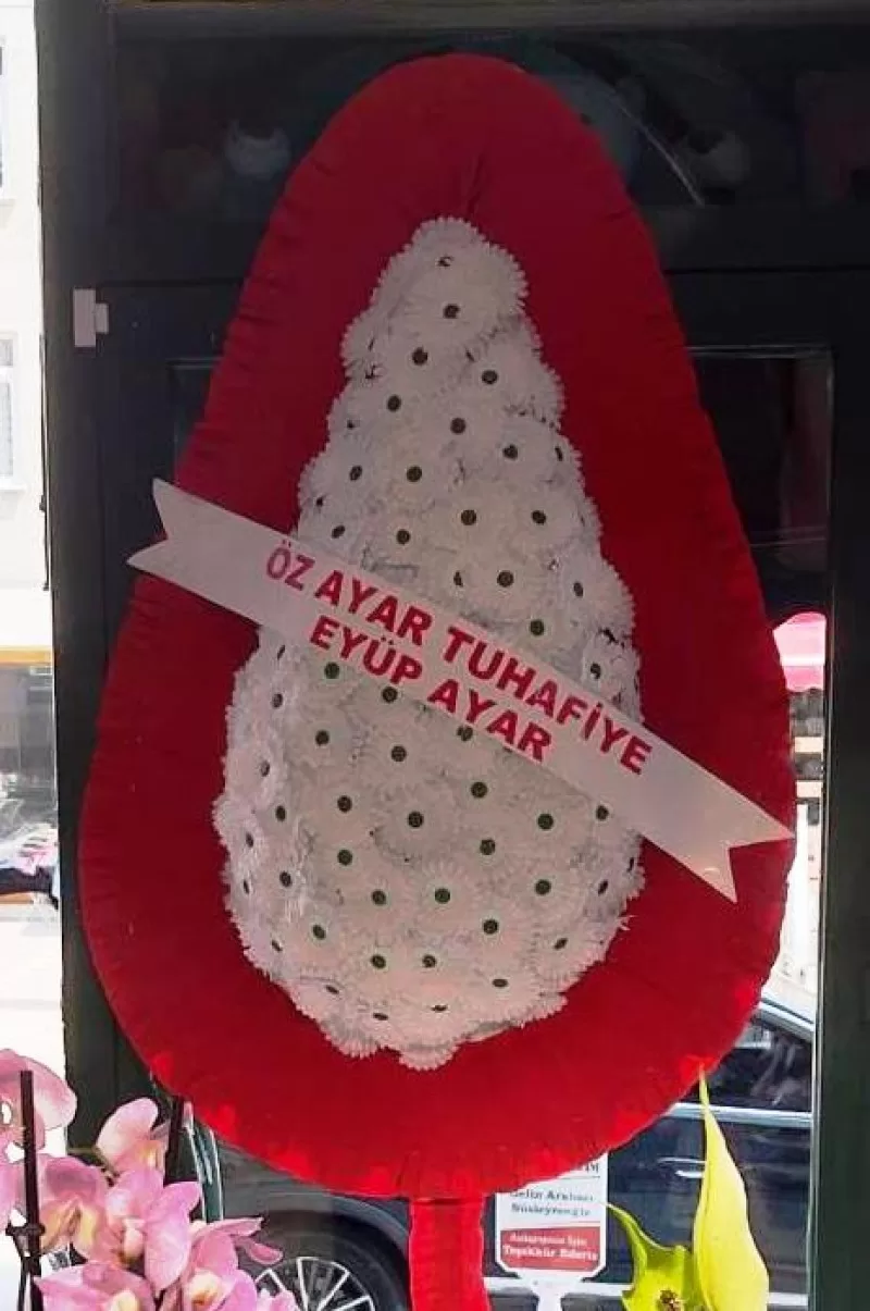 Yapay Beyaz Gerberalar İle Hazırlanmış Çelenk