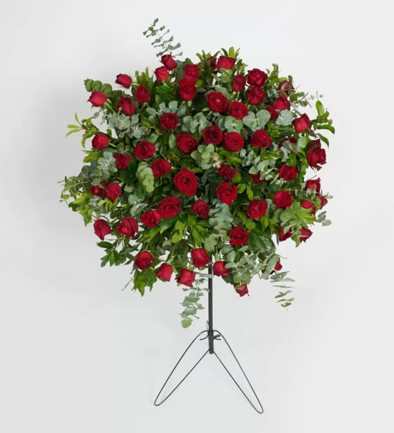 Kırmızı Güllerden Hazırlanmış Ferforje Aranjmanı