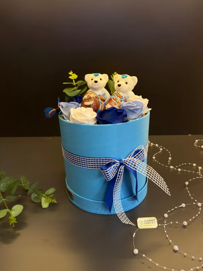 Mavi Kutuda Kadife Güller Ve Süpriz Yumurtalar