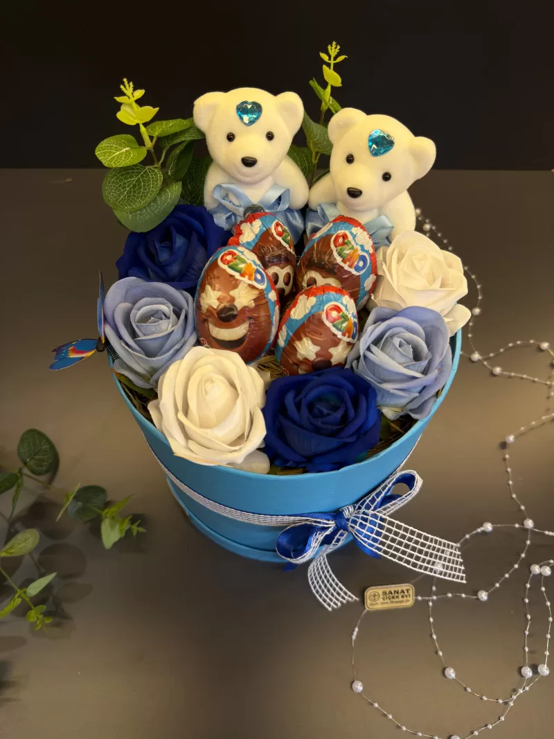 Mavi Kutuda Kadife Güller Ve Süpriz Yumurtalar