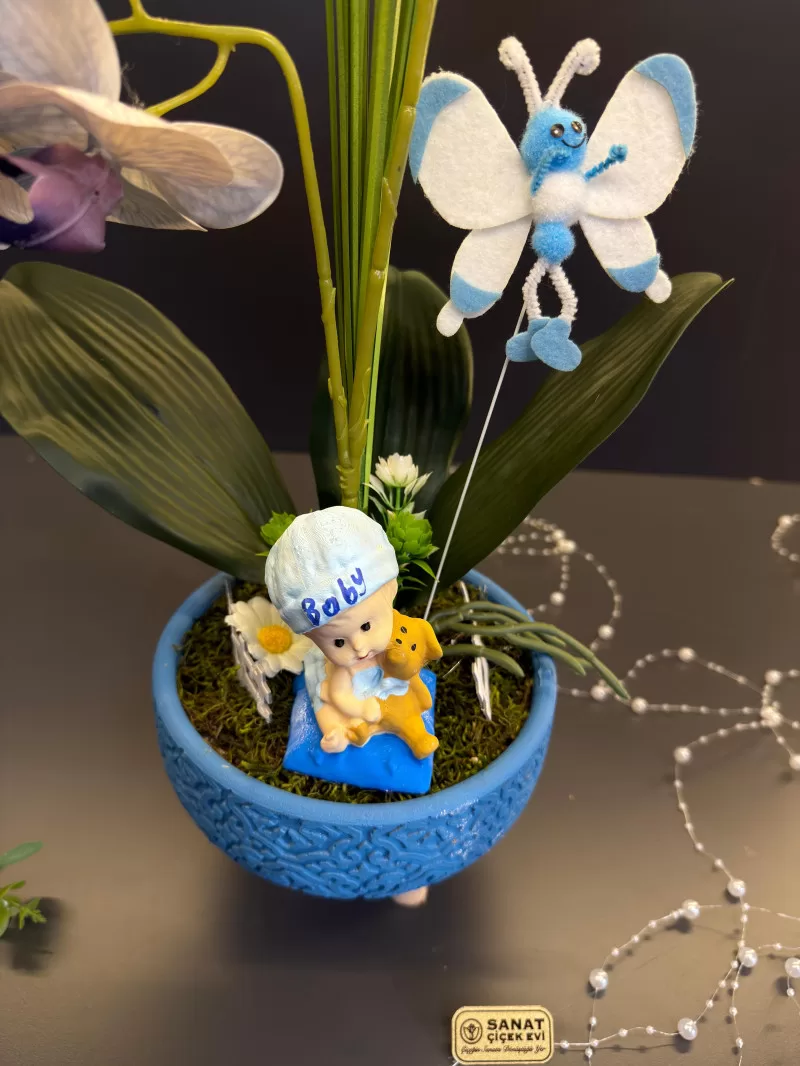 Mantar Beton Vazoda Erkek Bebekli Orkideli Aranjman