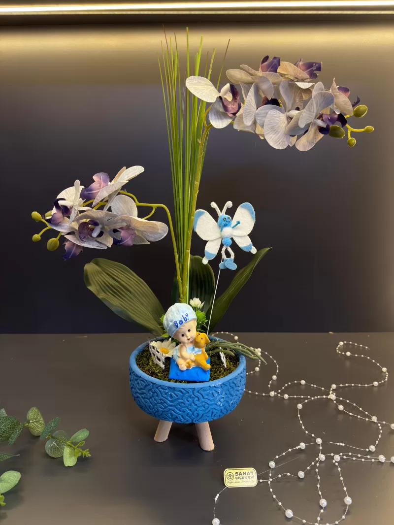 Mantar Beton Vazoda Erkek Bebekli Orkideli Aranjman