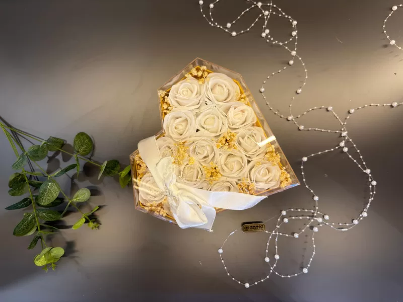 Işıklı Kapl Kutuda Beyaz Kadife Güller
